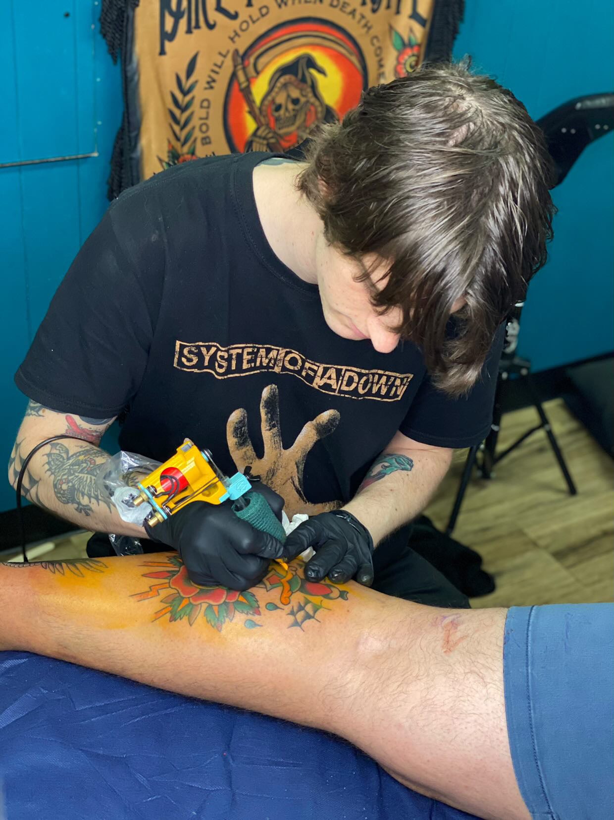 Dominic Rheinberger (Berger tattoo) tattooing a traditional dagger and rose, in Broadbeach, Gold Coast.